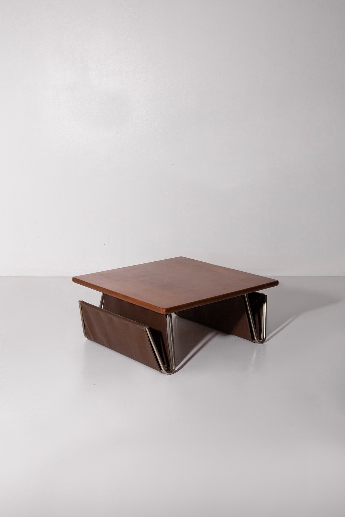 Manifattura Italiana : Coffee table with magazine rack  - Auction Christmas Sale - LTWID Auction House