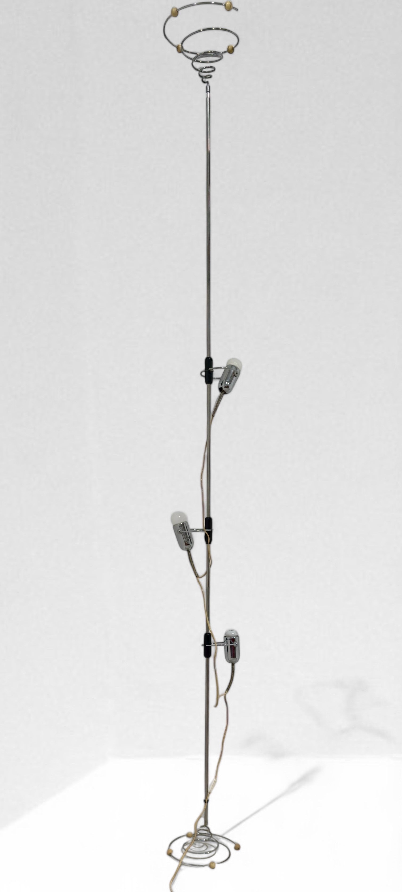 Francesco  Fois : Floor lamp  - Auction Christmas Sale - LTWID Auction House