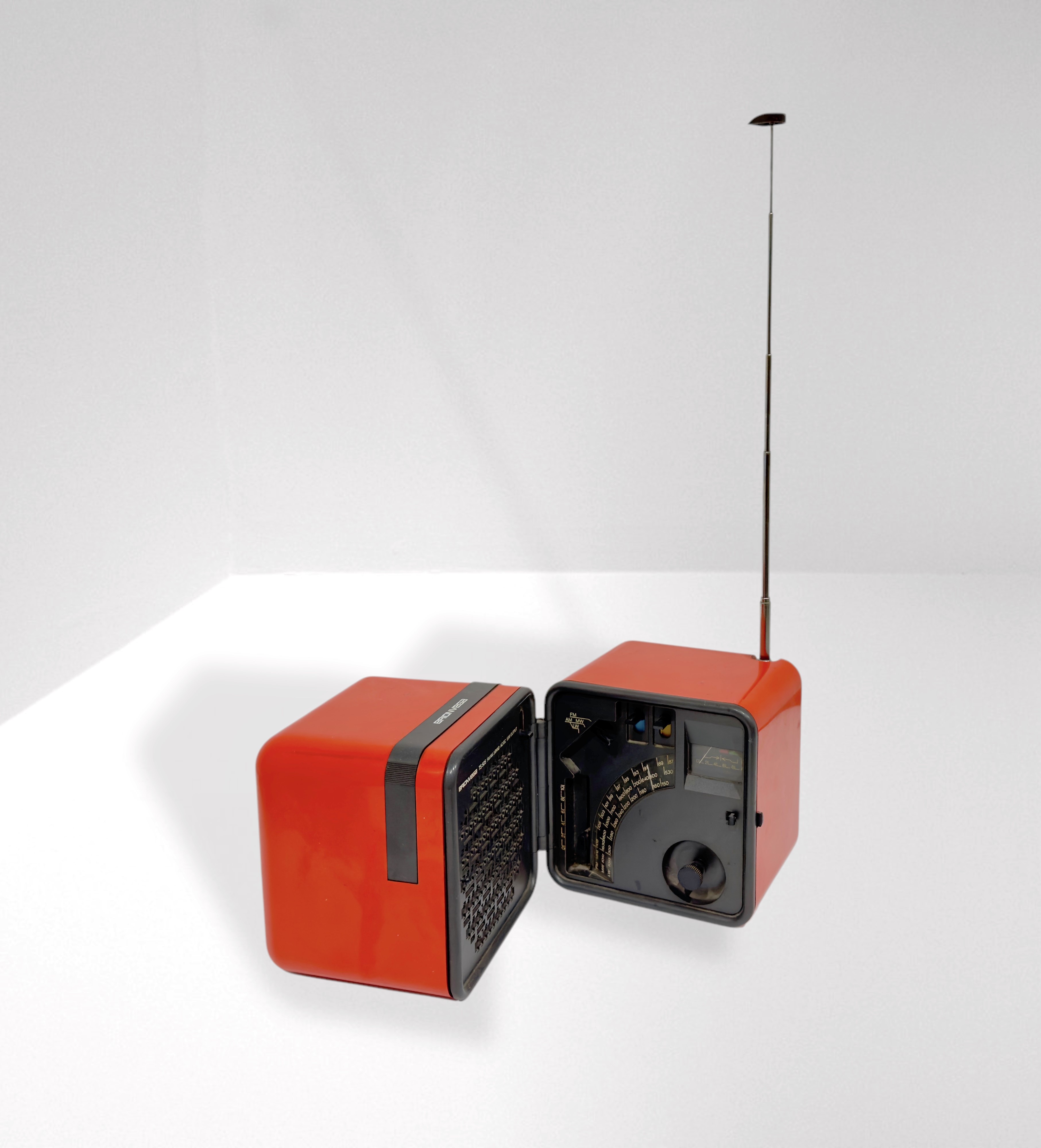 Marco Zanuso,Richard Sapper : Radio Cubo TS 505  - Asta La Décoration - LTWID Auction House