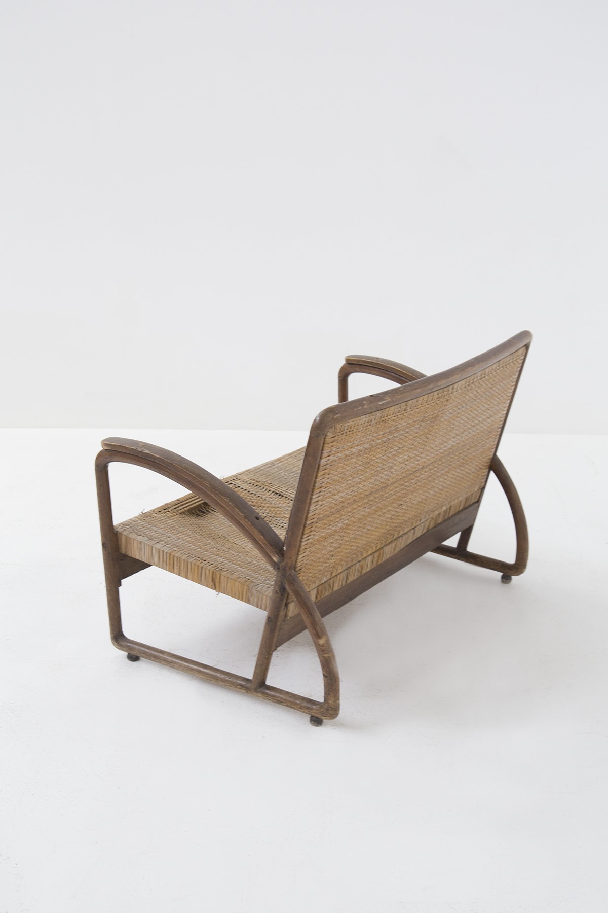 Divano in rattan e legno