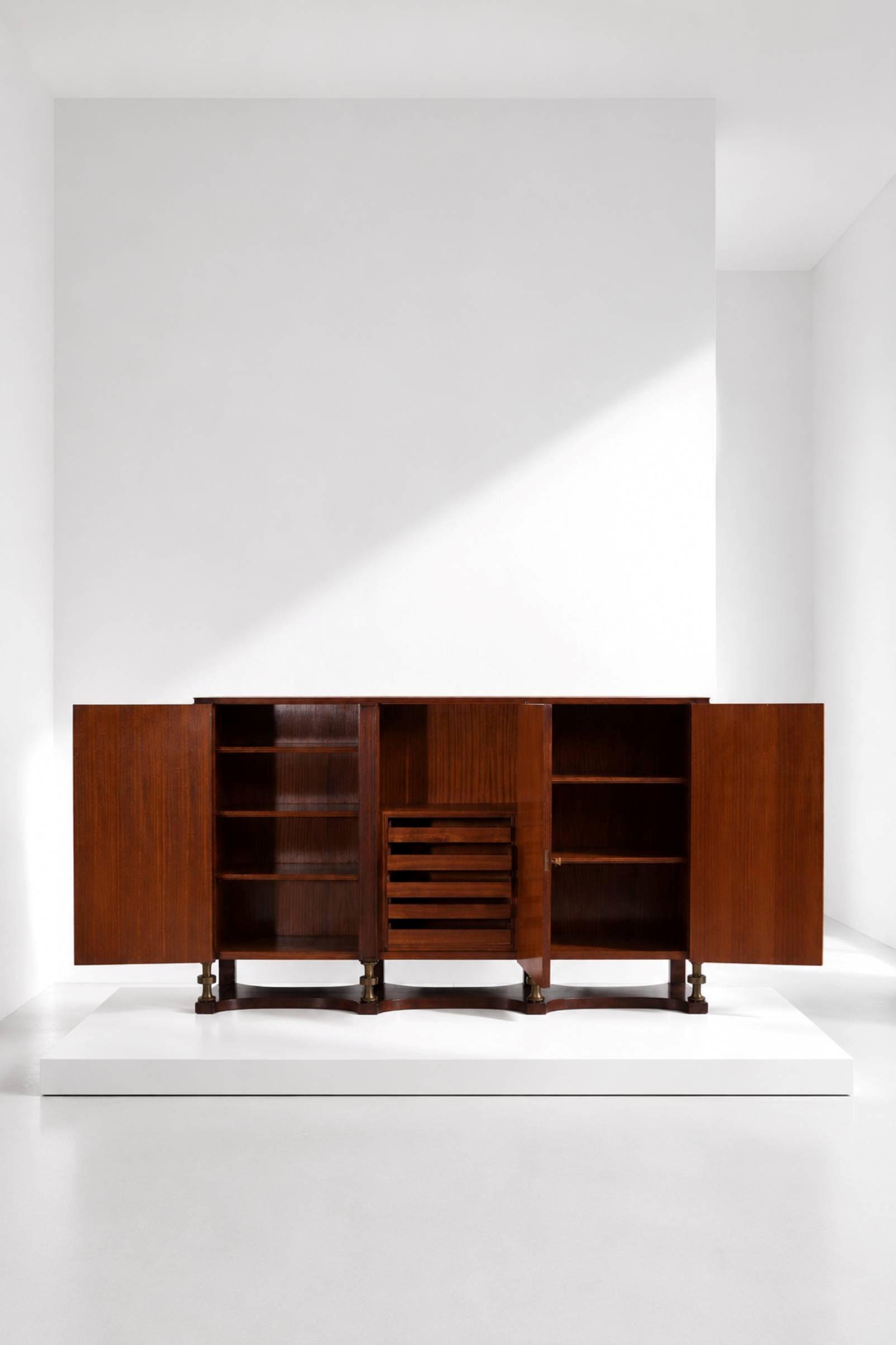 Paolo Buffa - Grande credenza in legno, ottone e vetro