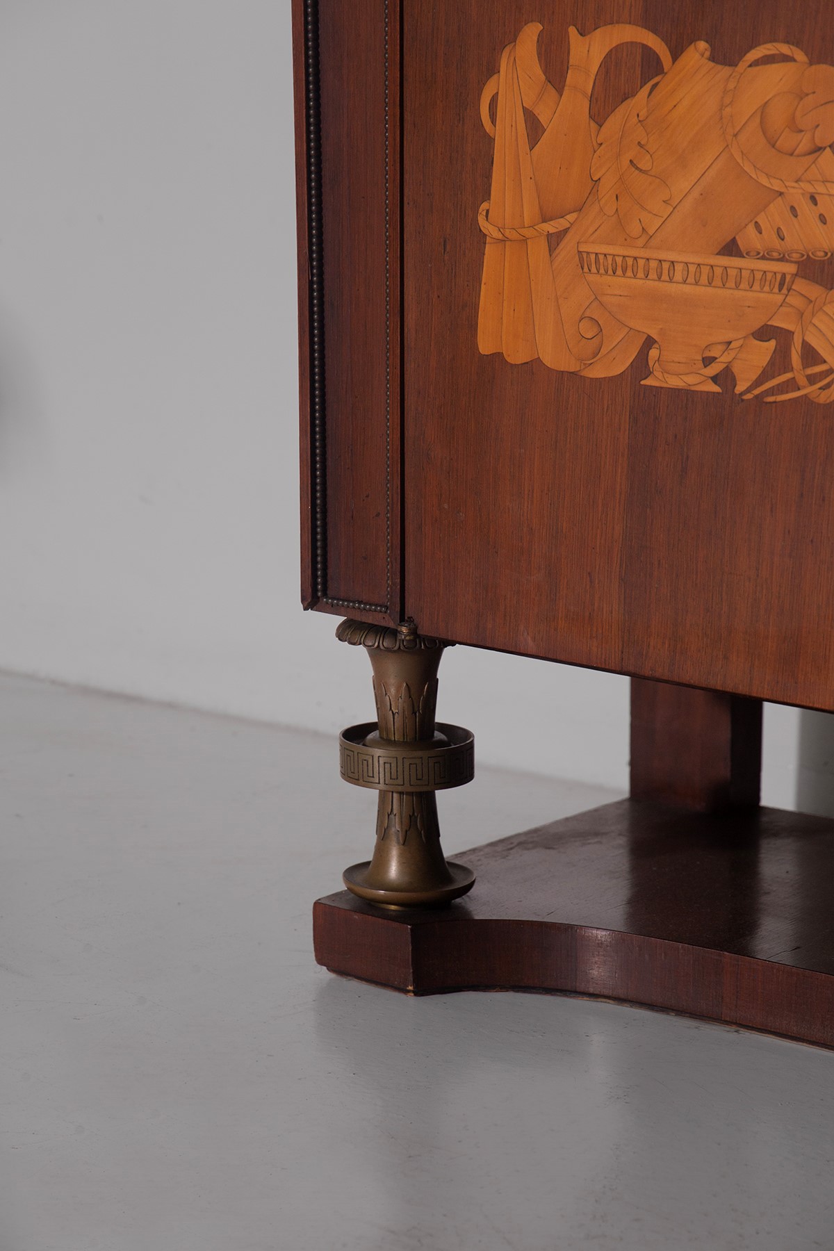 Paolo Buffa - Grande credenza in legno, ottone e vetro
