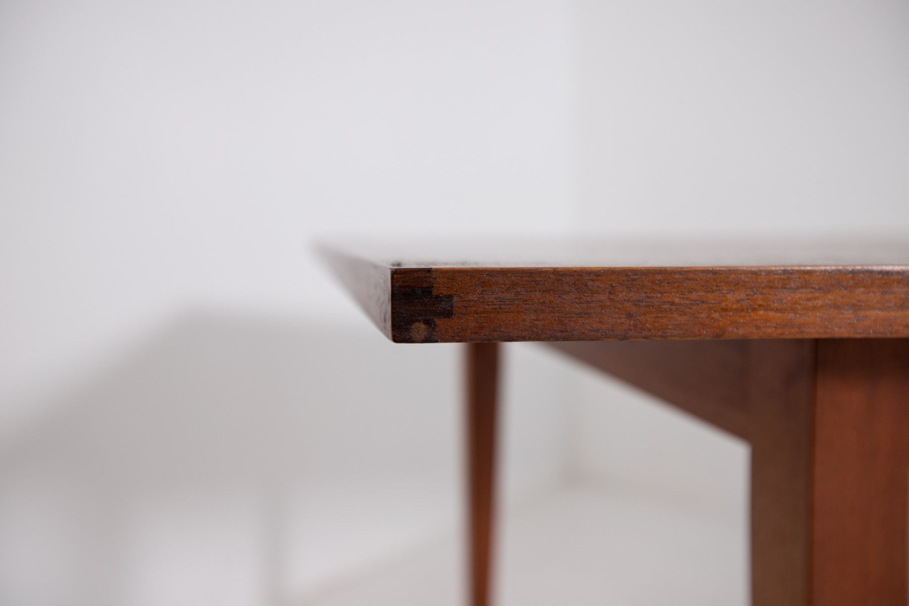 Tavolo da pranzo americano geometrico in legno