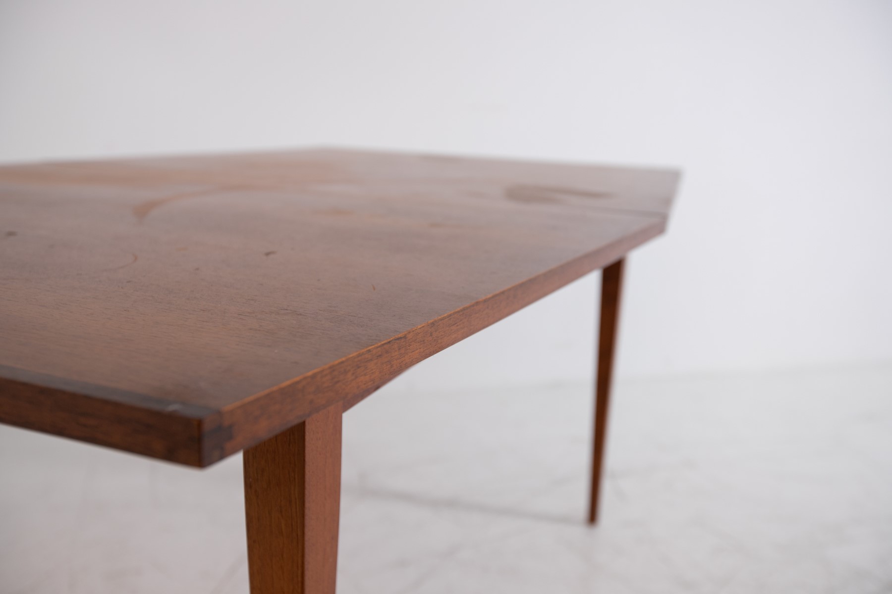 Tavolo da pranzo americano geometrico in legno