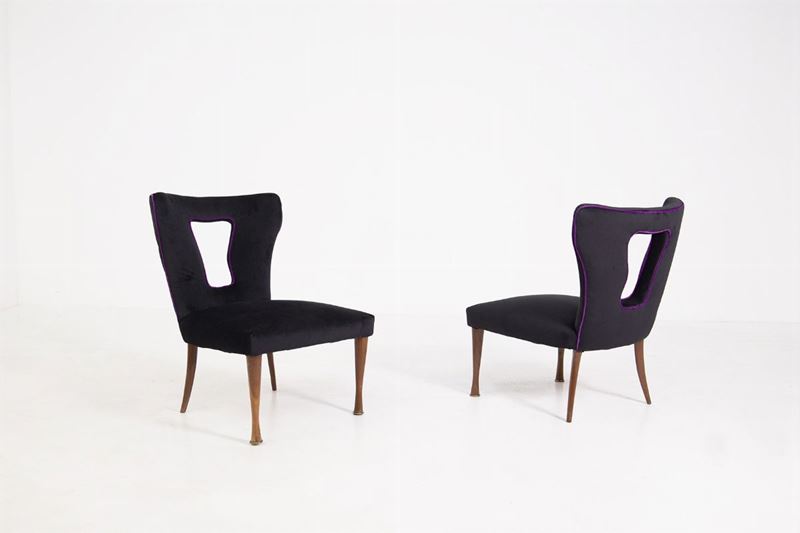 Coppia di poltrone vintage italiane in velluto nero, legno e ottone