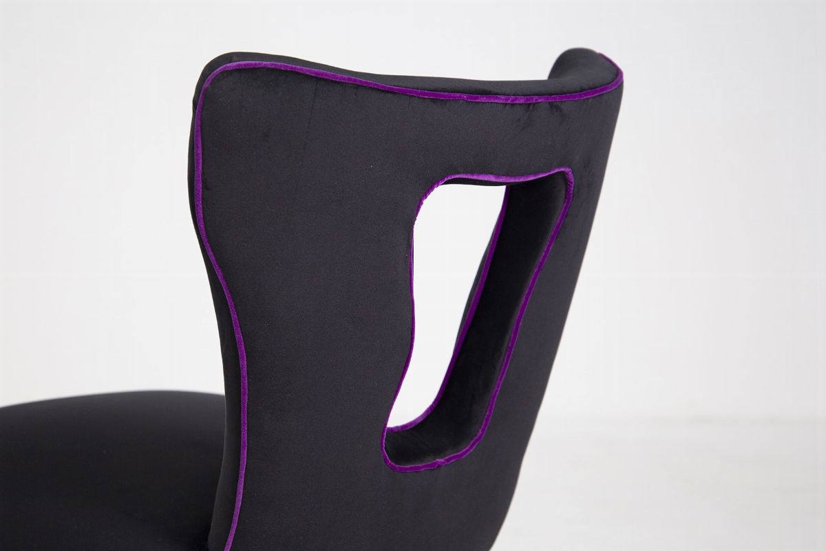 Coppia di poltrone vintage italiane in velluto nero, legno e ottone