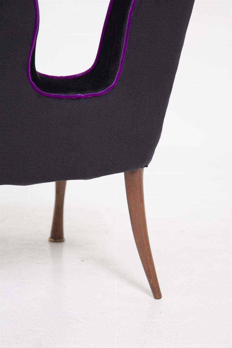 Coppia di poltrone vintage italiane in velluto nero, legno e ottone