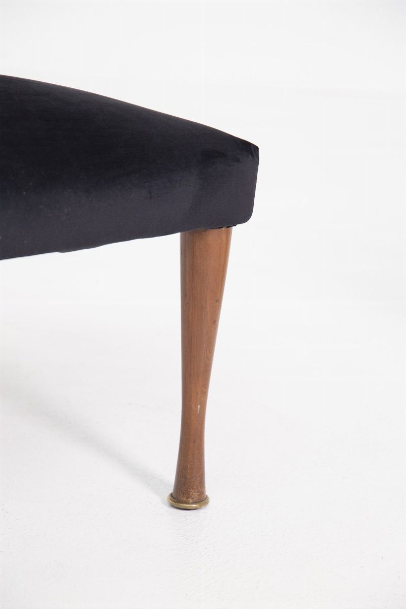 Coppia di poltrone vintage italiane in velluto nero, legno e ottone