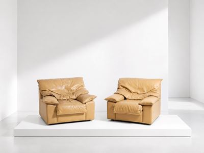 Coppia di grandi poltrone in pelle color cammello