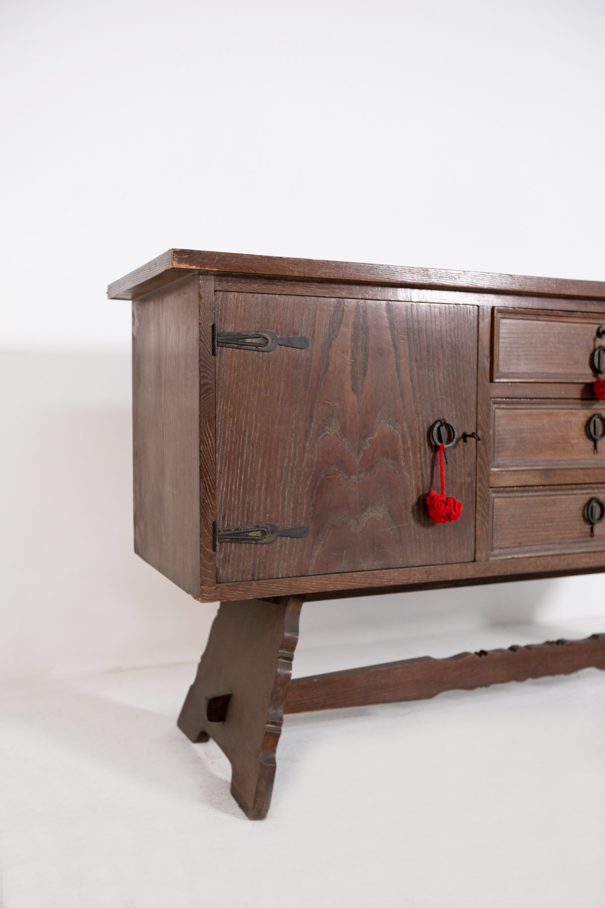 Credenza vintage italiana in legno massiccio e ferro