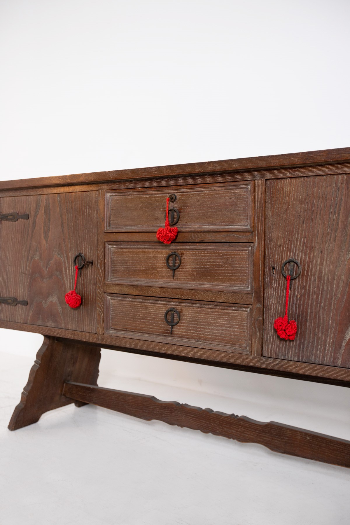 Credenza vintage italiana in legno massiccio e ferro