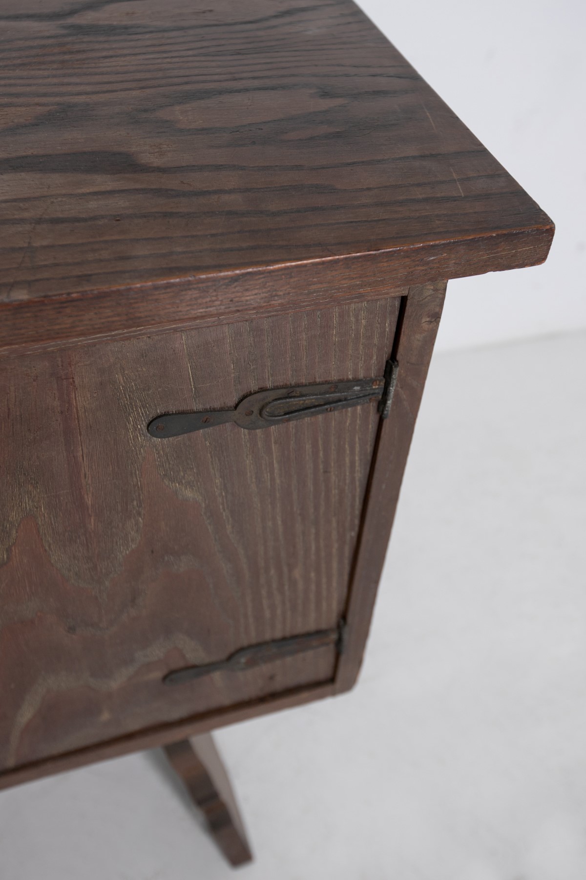 Credenza vintage italiana in legno massiccio e ferro