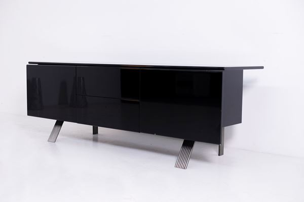 Credenza italiana in legno laccato nero e acciaio
