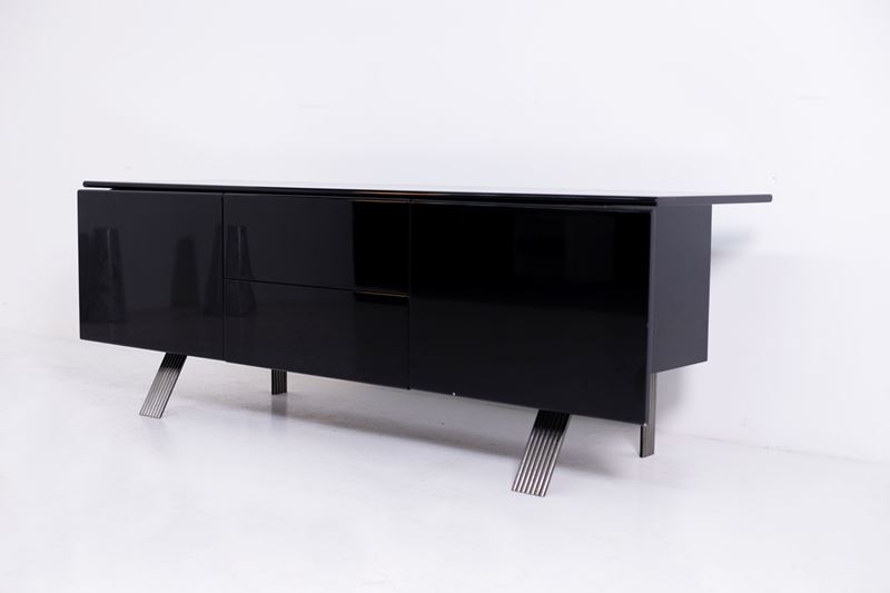 Credenza italiana in legno laccato nero e acciaio