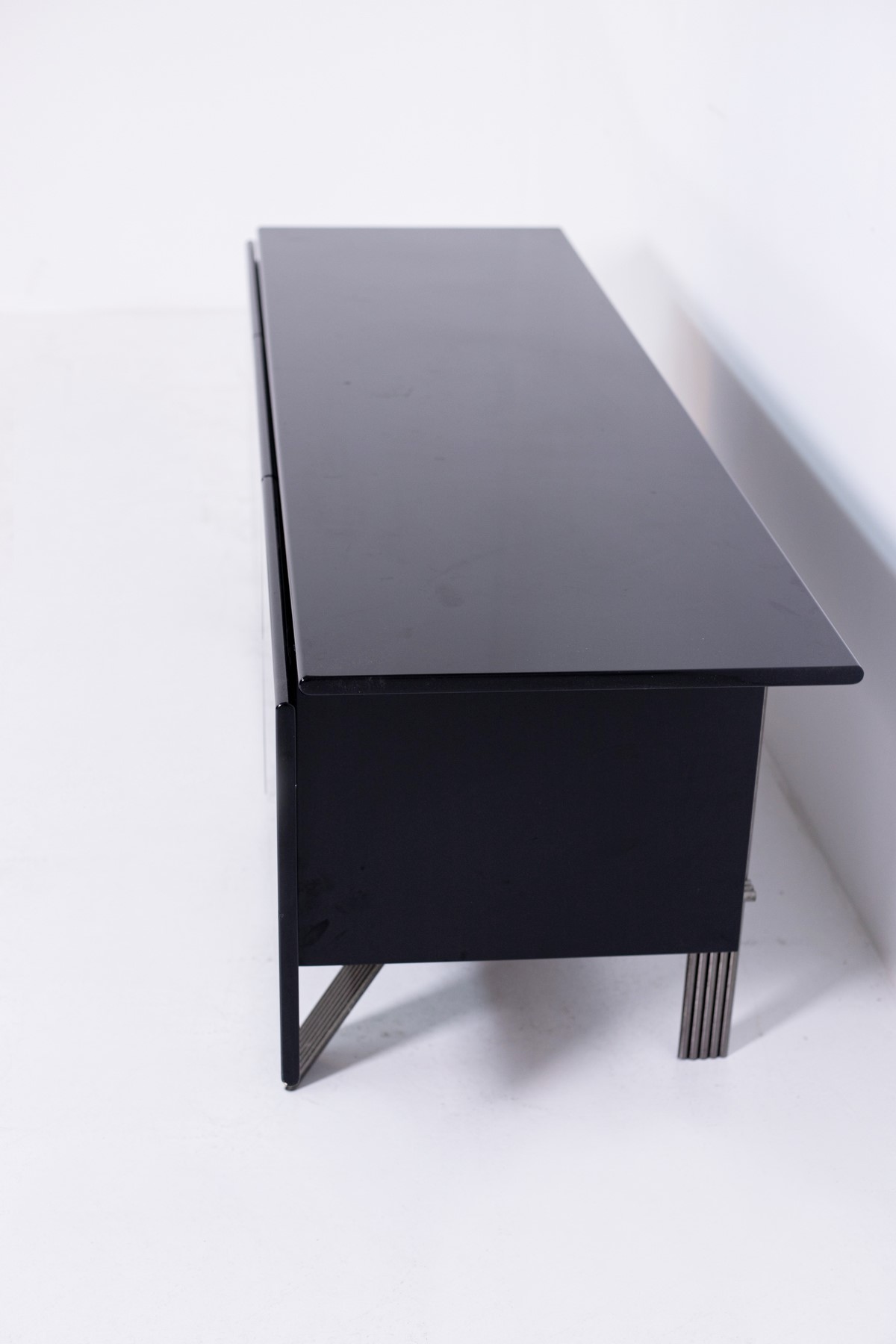 Credenza italiana in legno laccato nero e acciaio