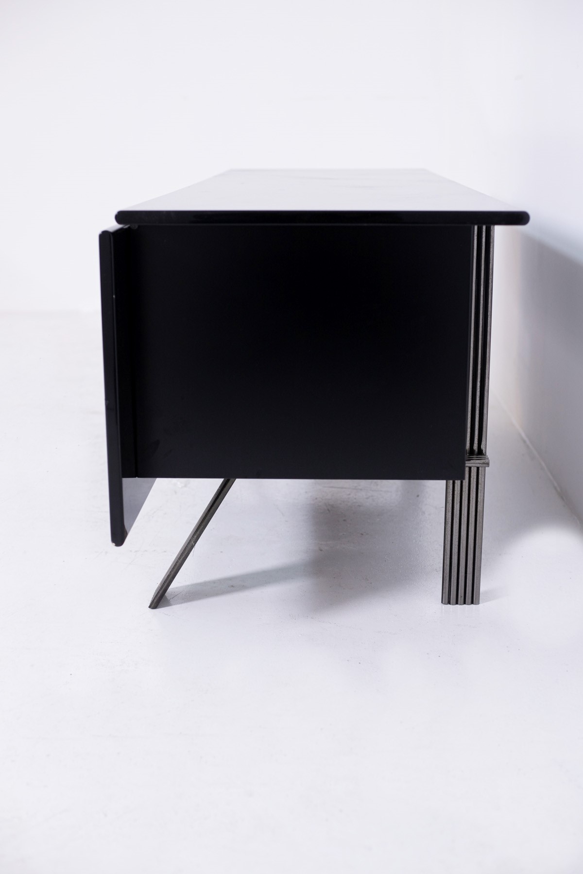 Credenza italiana in legno laccato nero e acciaio