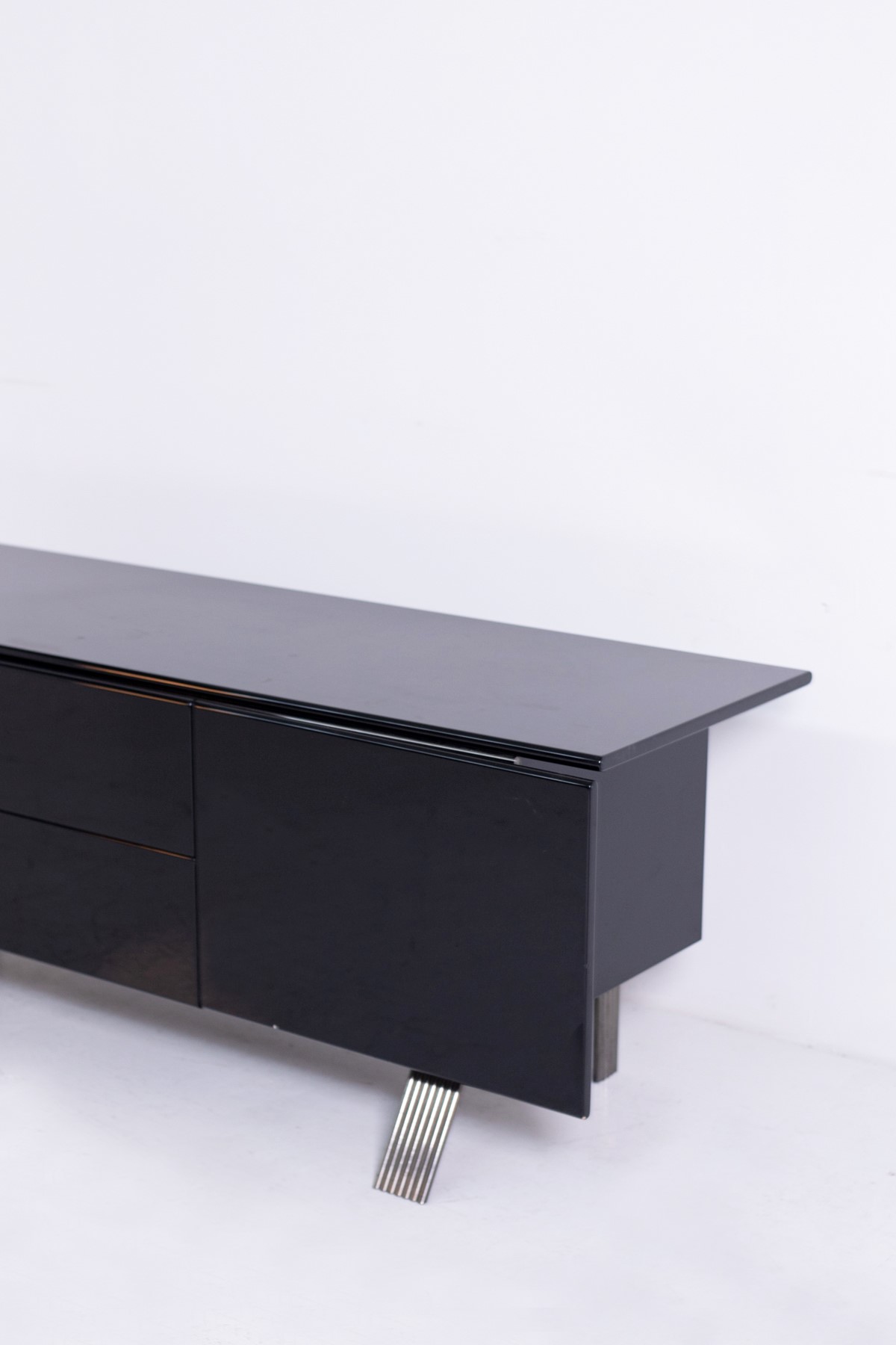 Credenza italiana in legno laccato nero e acciaio