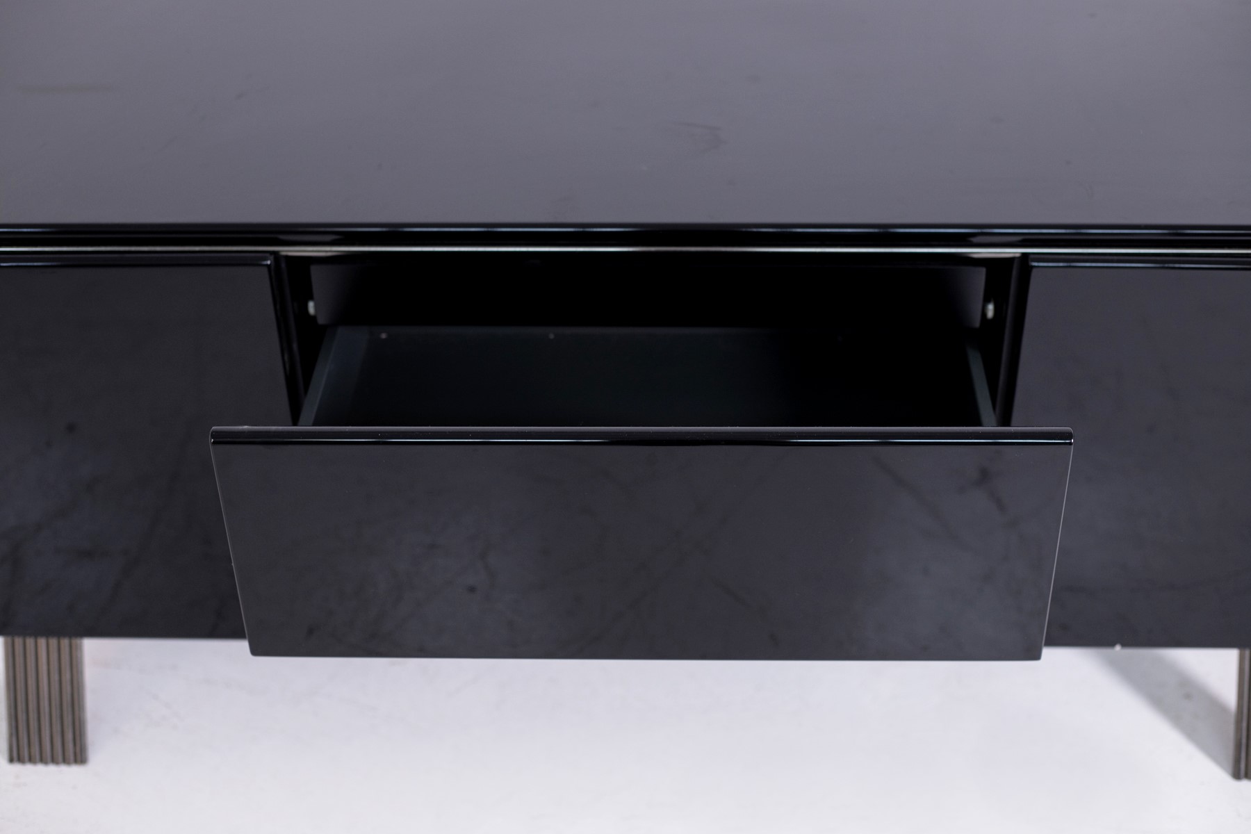 Credenza italiana in legno laccato nero e acciaio