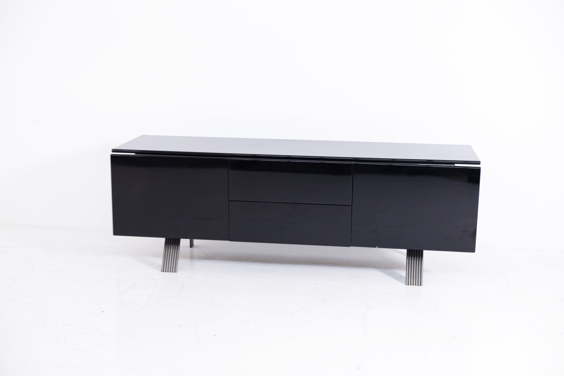 Credenza italiana in legno laccato nero e acciaio