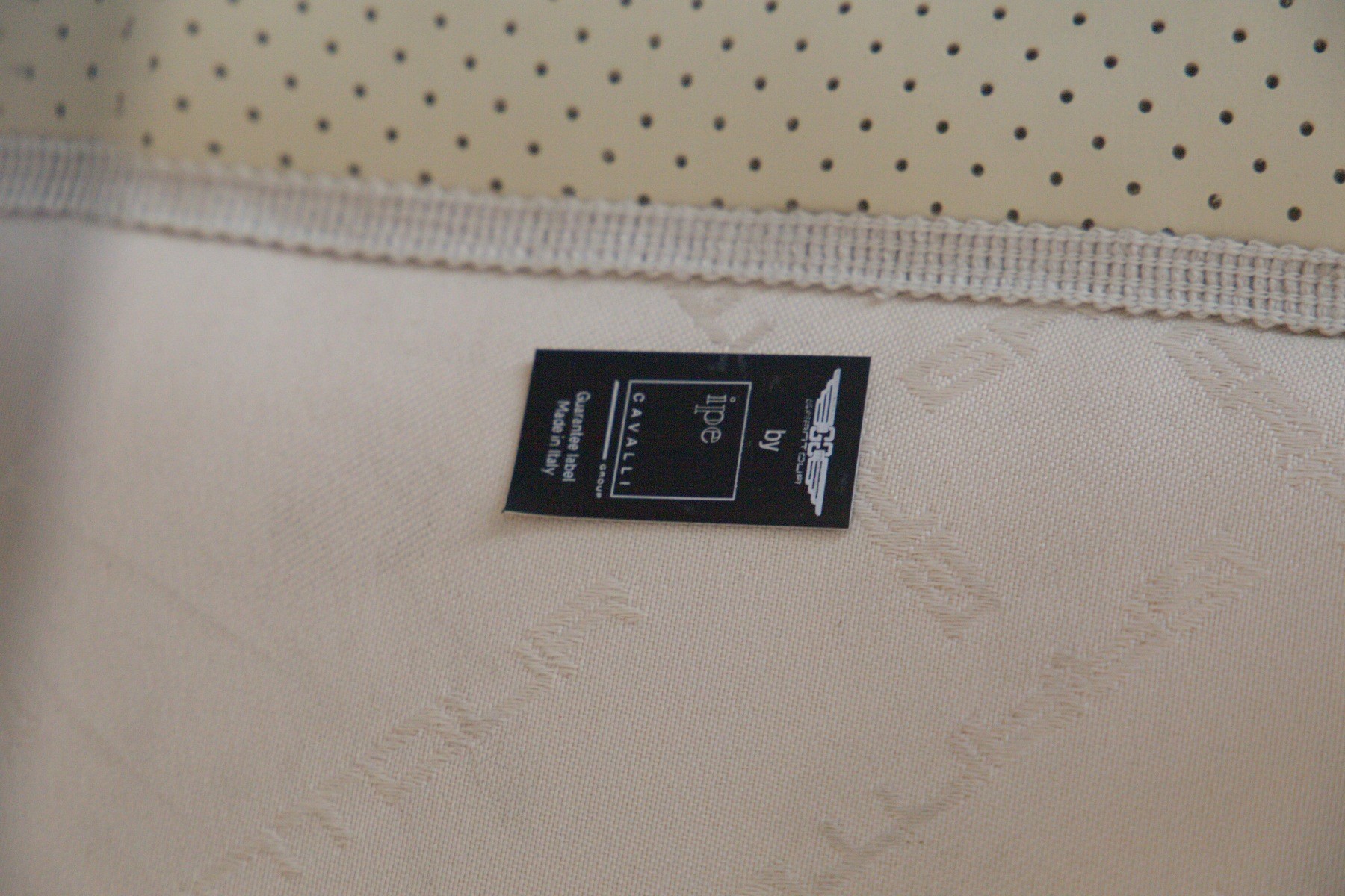 Set di dodici sedie, ETICHETTA