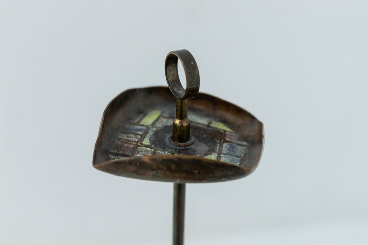 Posacenere in Ottone Italiano con Elementi Decorativi Smaltati, Firmato