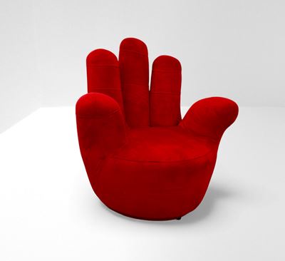Poltrona a forma di mano in tessuto rosso