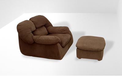 Poltrona con pouf in tessuto marrone