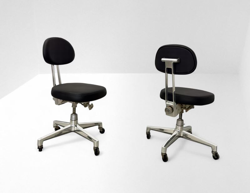 Gio Ponti - Coppia di sedie in pelle nera con struttura in acciaio