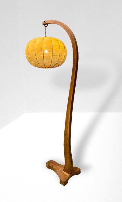 Lampada da terra in legno di rovere con paralume in seta intrecciata