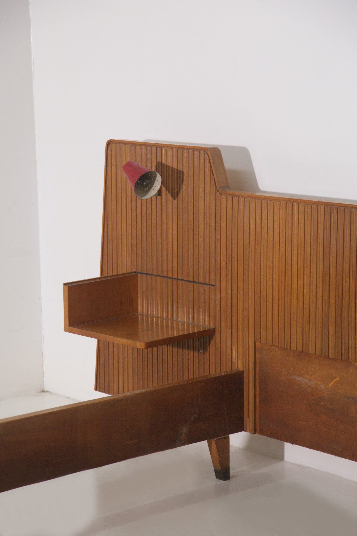 Gio Ponti - Letto matrimoniale anni '50 con comodini e lampade in alluminio rosso