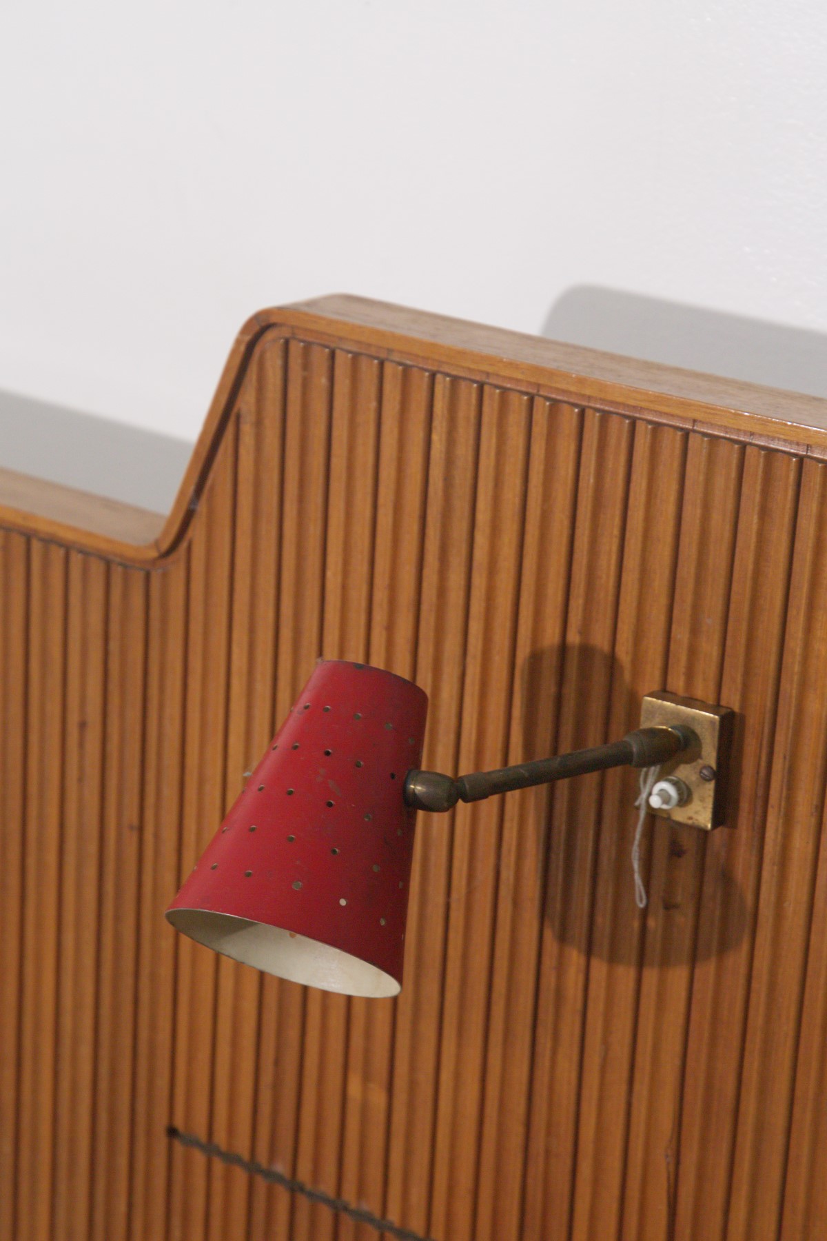 Gio Ponti - Letto matrimoniale anni '50 con comodini e lampade in alluminio rosso