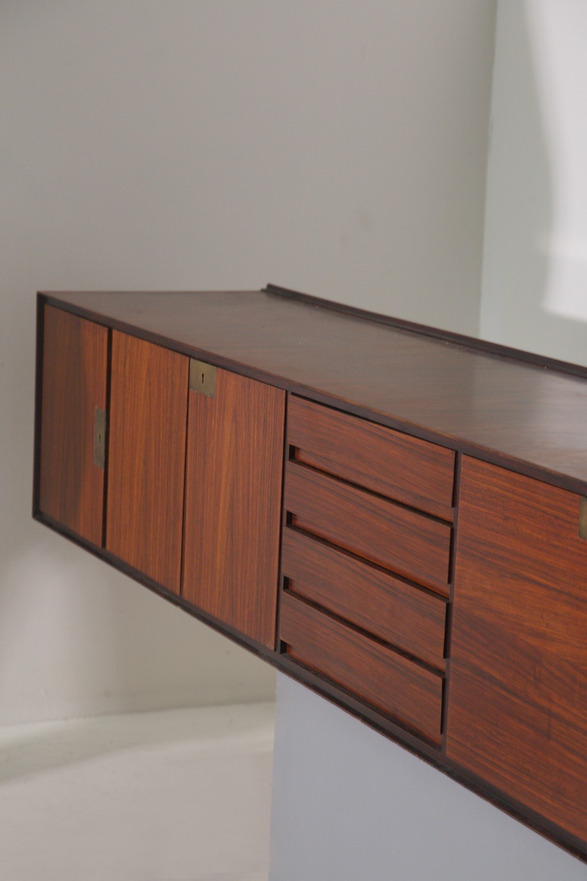 Edmundo Palutari - Credenza sospesa in legno e ottone