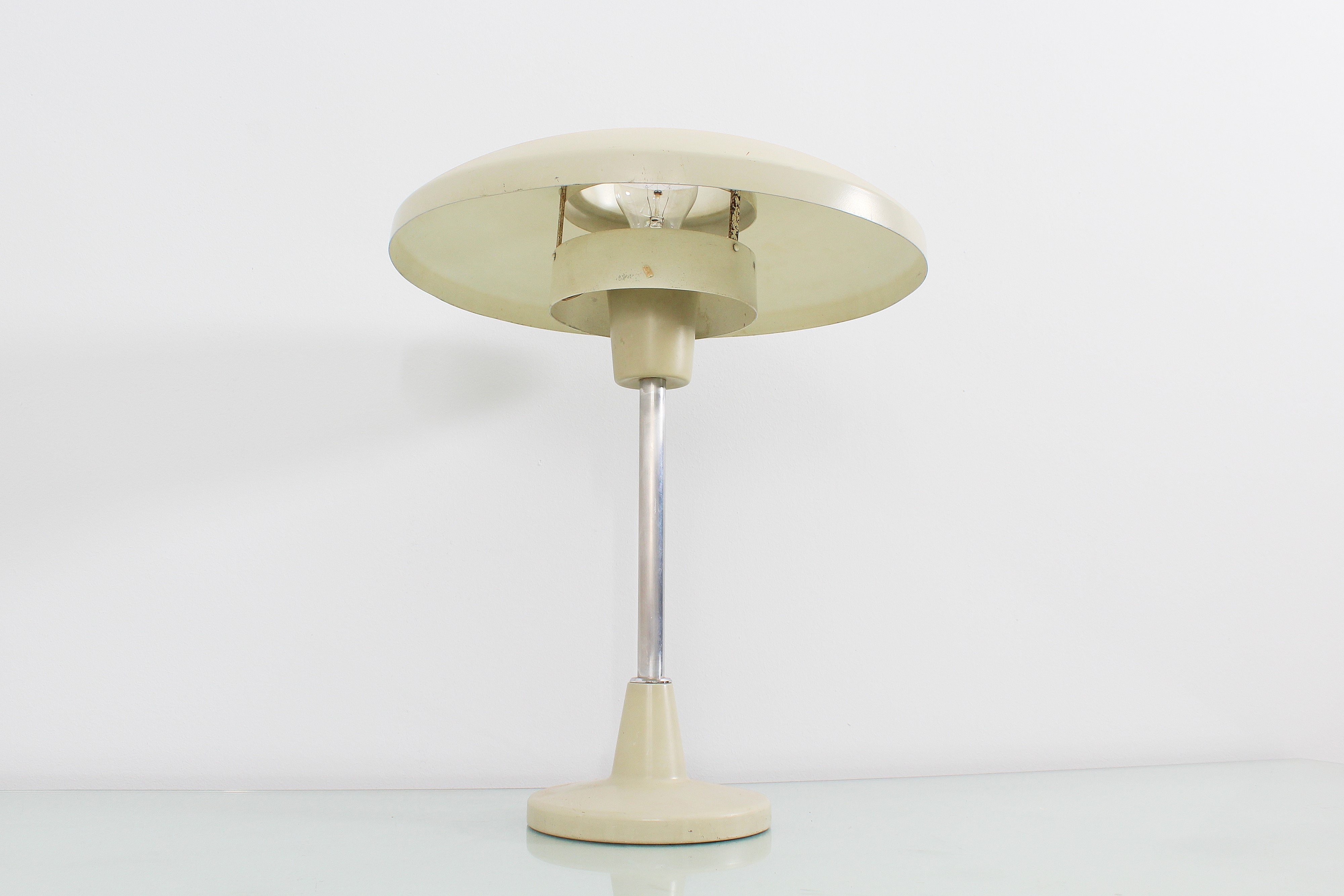 Stilnovo - Lampada da tavolo modello 8022 in alluminio laccato e metallo