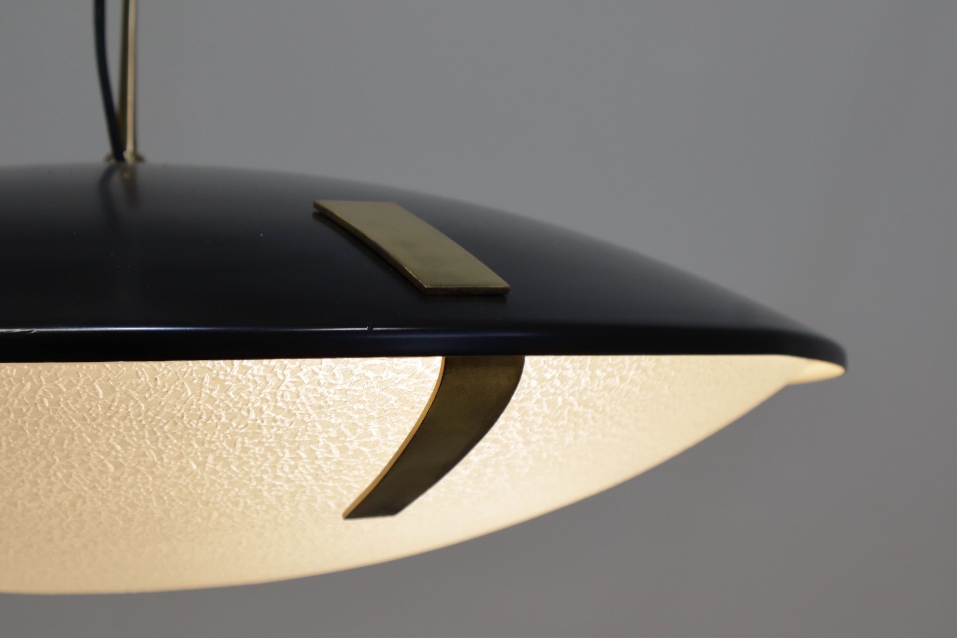 Lampada a sospensione Stilnovo modello 1140, alluminio, ottone e vetro
