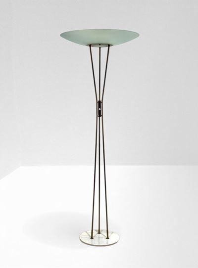Gaetano Sciolari, Lampada da terra in ottone con diffusore in vetro curvato