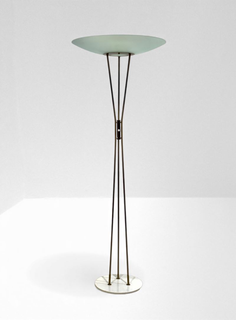 Gaetano Sciolari, Lampada da terra in ottone con diffusore in vetro curvato