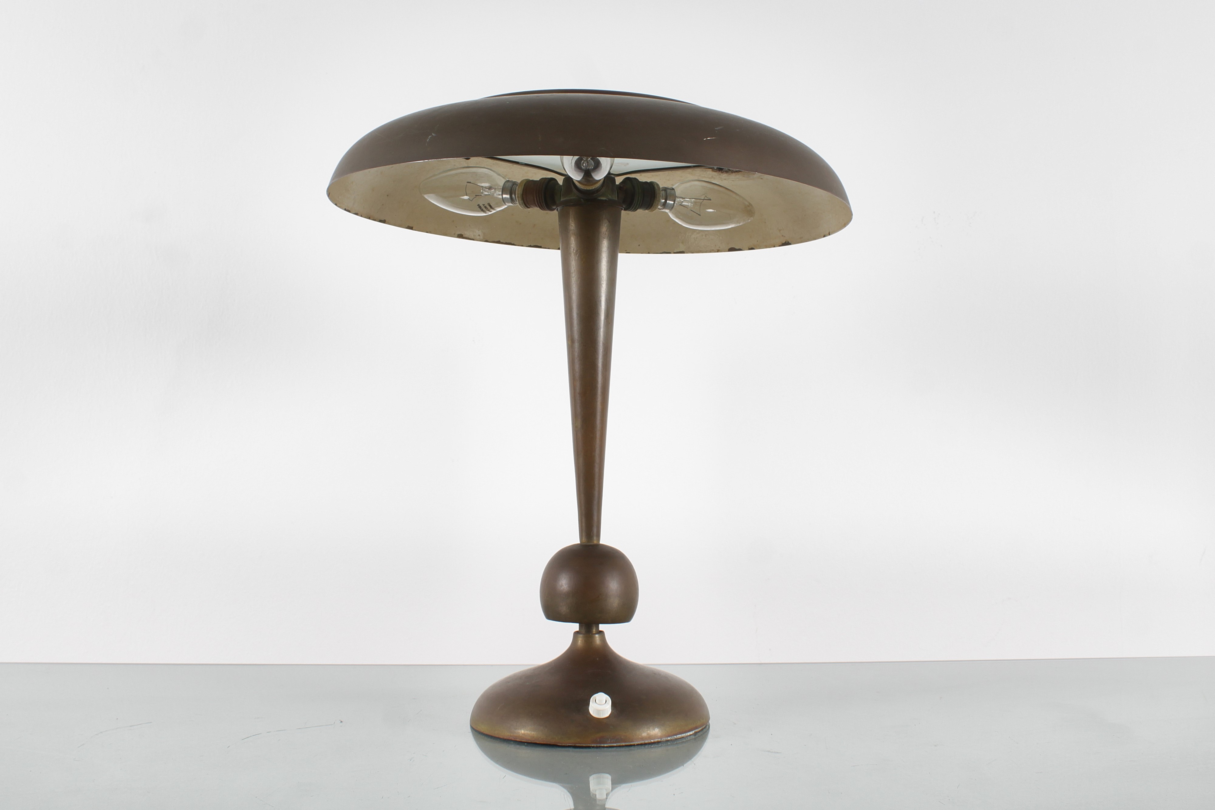 Oscar Torlasco - Lampada da tavolo Modello 143 in ottone e vetro satinato