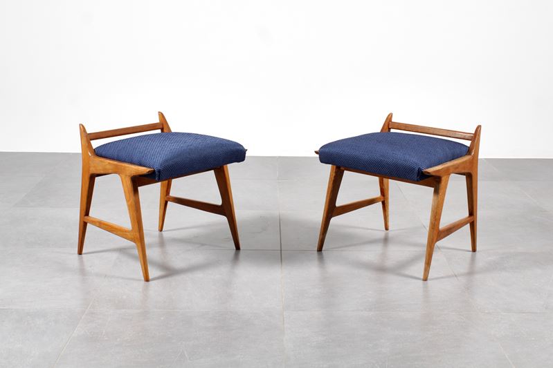 Gio Ponti - Coppia di pouf in legno chiaro e tessuto blu