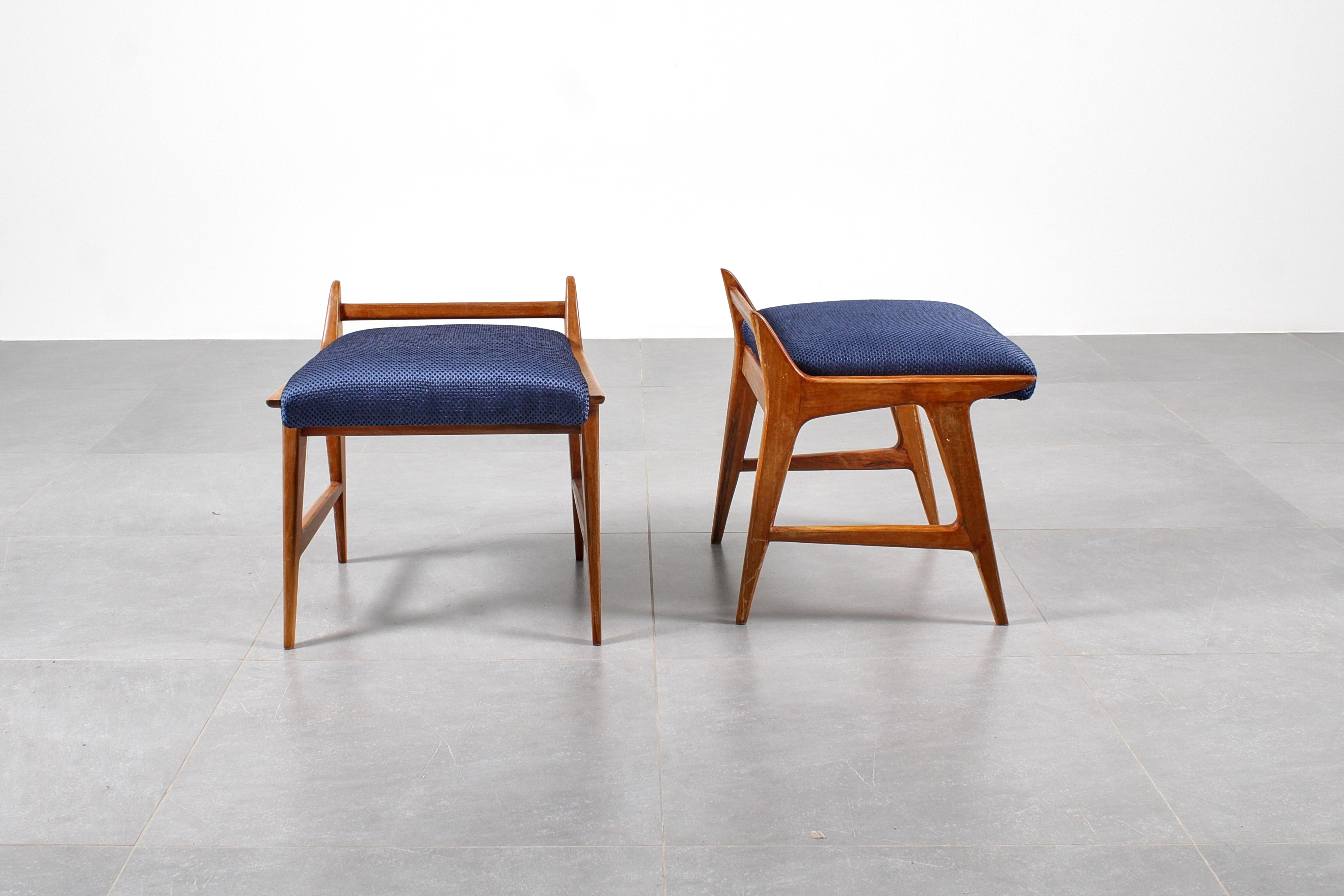 Gio Ponti - Coppia di pouf in legno chiaro e tessuto blu