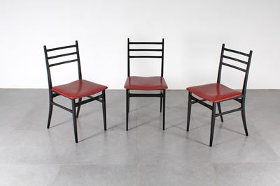 Set di tre sedie mod. Rondine, anni '50, legno ebanizzato e skai