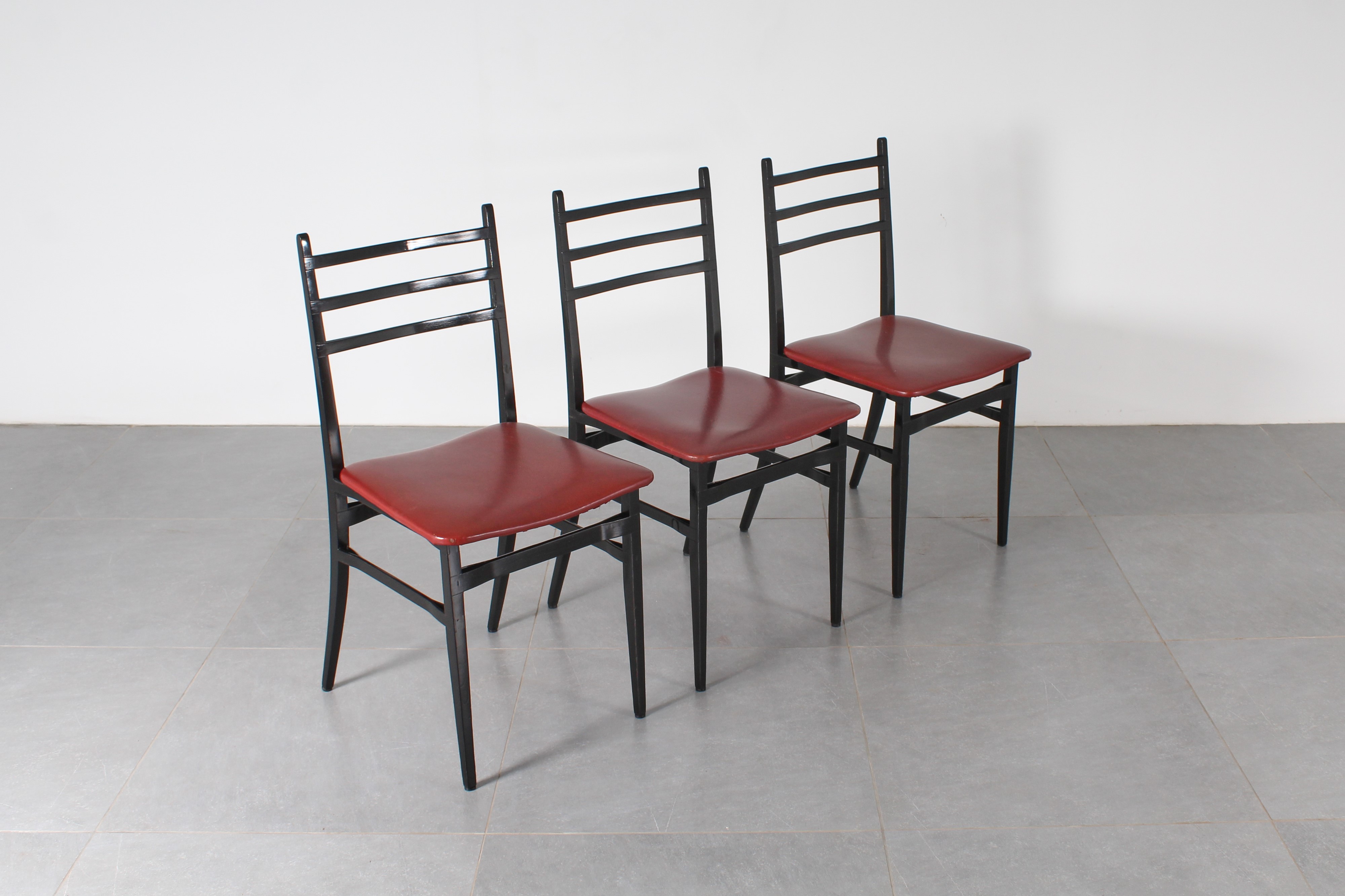 Guglielmo Ulrich - Set di tre sedie mod. Rondine, anni '50, legno ebanizzato e skai