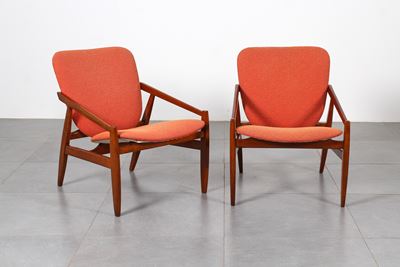Coppia di poltrone geometriche in legno e stoffa