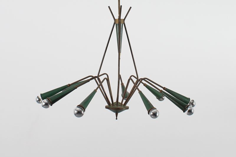 Oscar Torlasco - Lampadario geometrico a 12 bracci in ottone e metallo laccato, anni '50