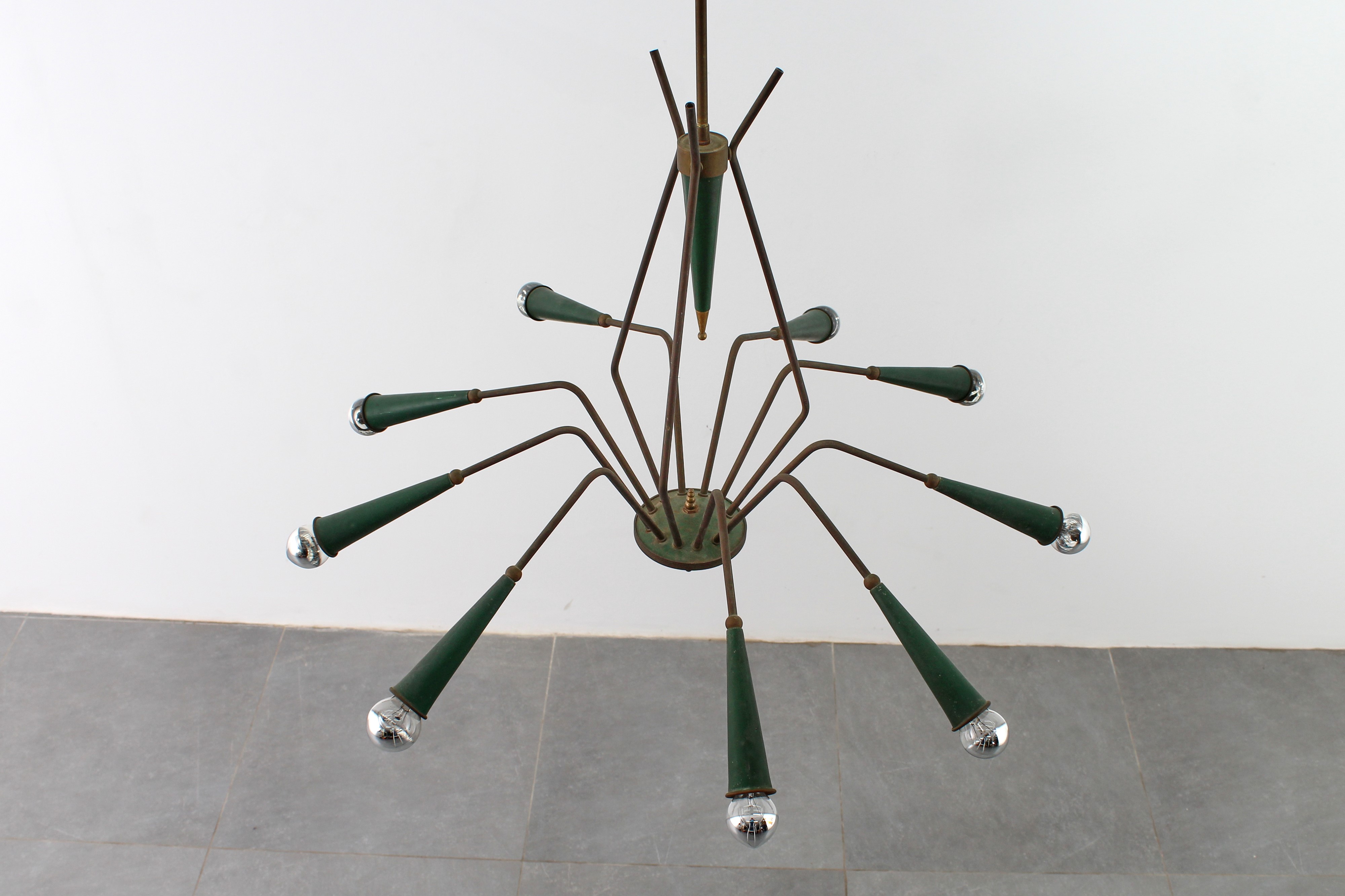 Oscar Torlasco - Lampadario geometrico a 12 bracci in ottone e metallo laccato, anni '50
