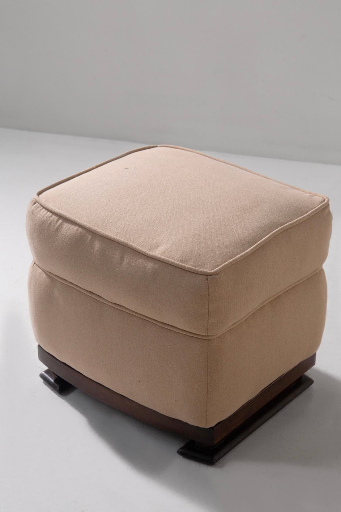 Guglielmo Ulrich - Coppia di pouf (stoffa in cotone beige, legno)