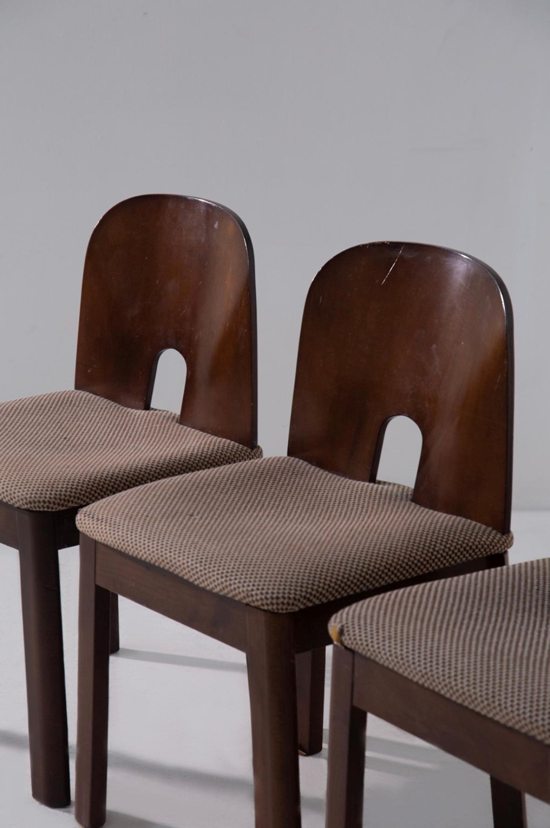Tobia Scarpa - Set di quattro sedie in stile, legno e tessuto