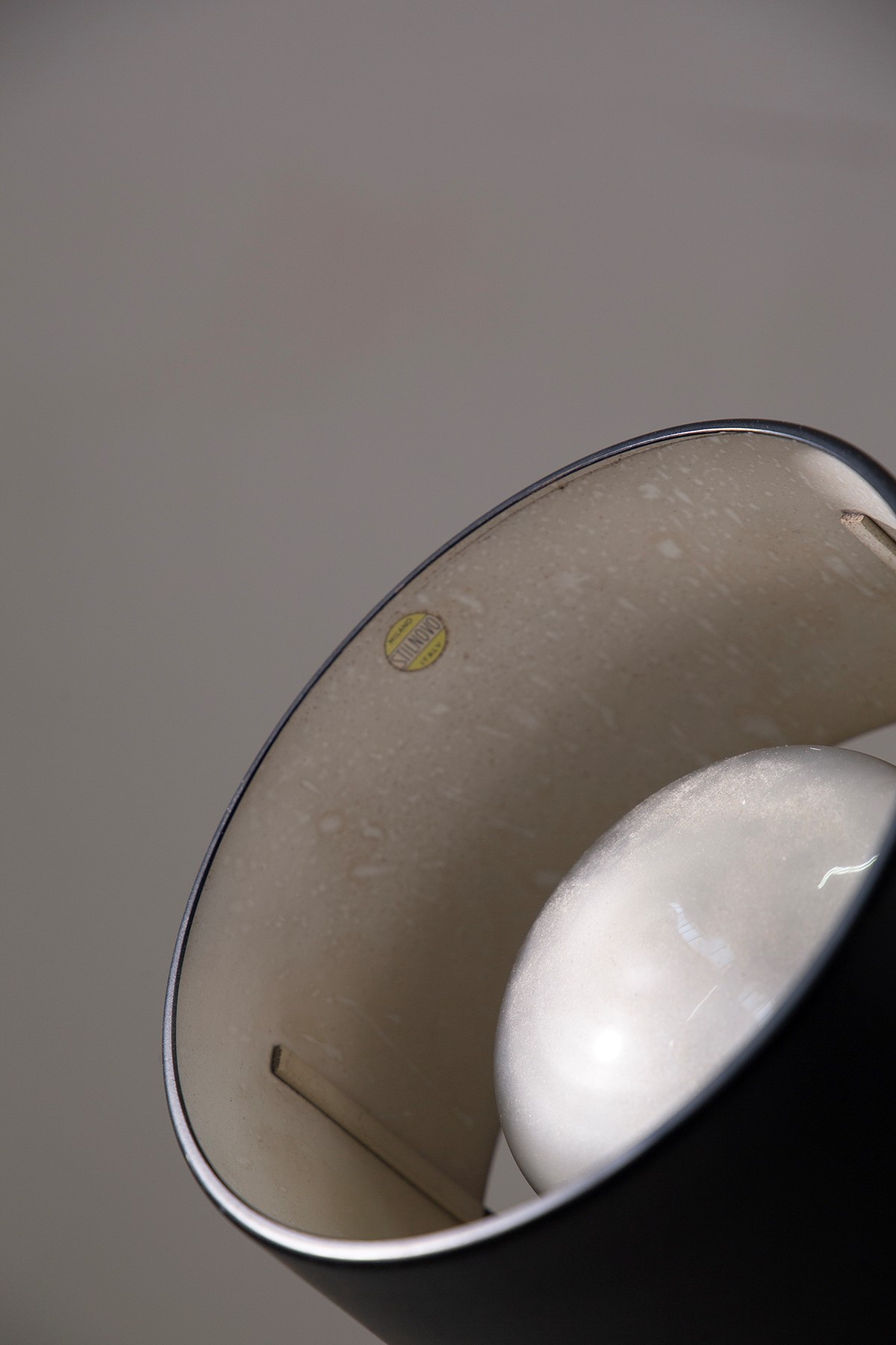 Lampada da terra, etichetta presente