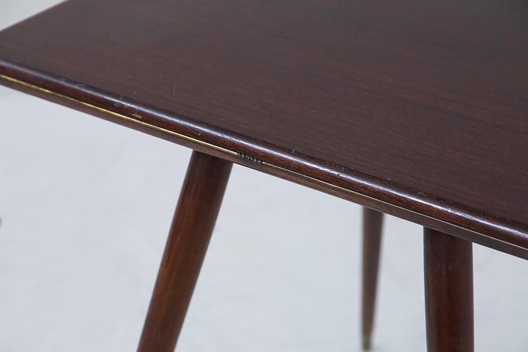 Manifattura Italiana - Tavolino vintage in legno e ottone (anni 1950)
