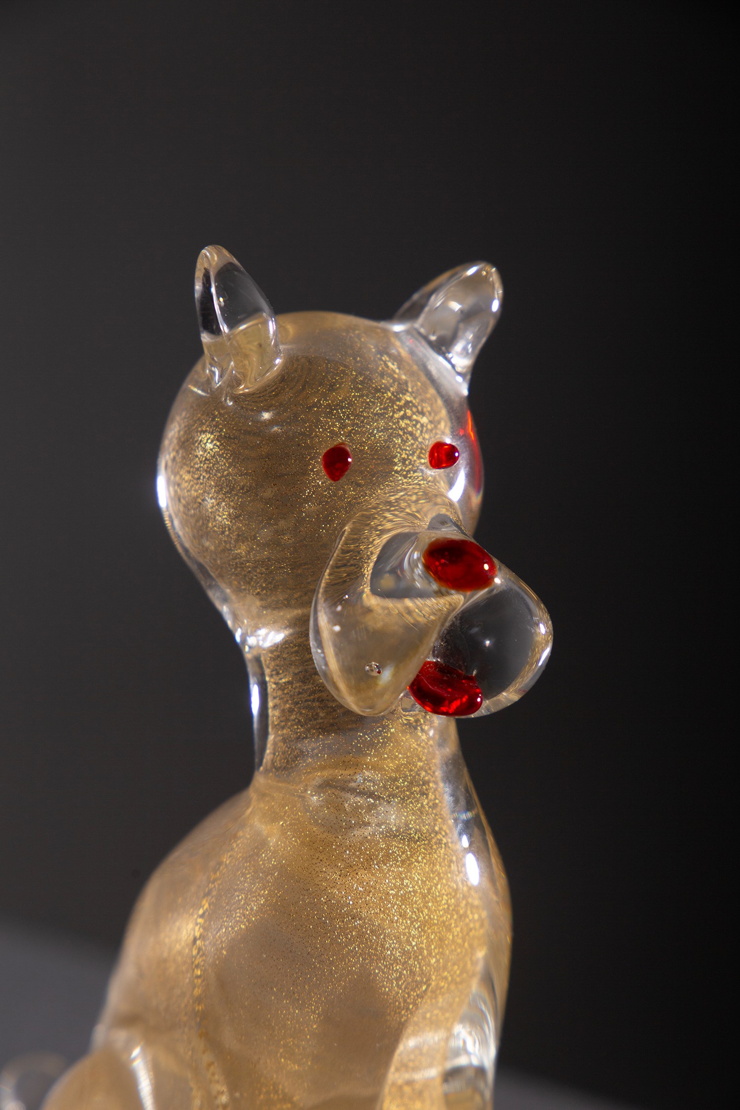 Murano Glass - Figura di cane in vetro trasparente con sommersione in oro