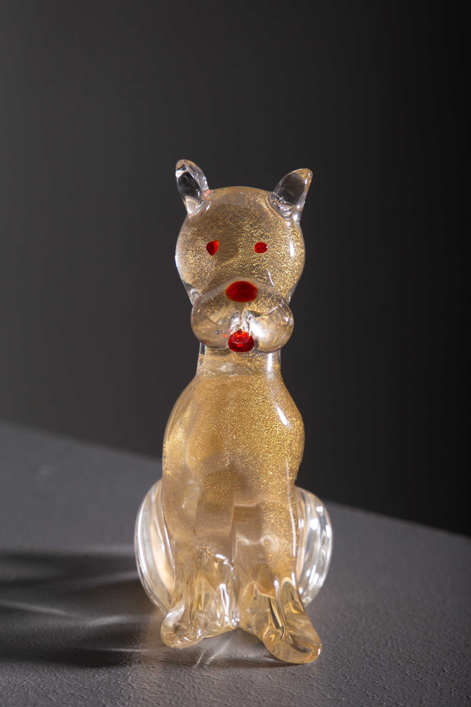 Murano Glass - Figura di cane in vetro trasparente con sommersione in oro